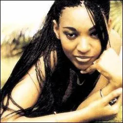 Dans quel groupe a-t-elle volu avant de poursuivre une carrire solo ?