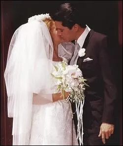 Il s'agit de Elvis Presley embrassant la marie Ann Margret. C'est le final de ce film trs enlev, qui est ?