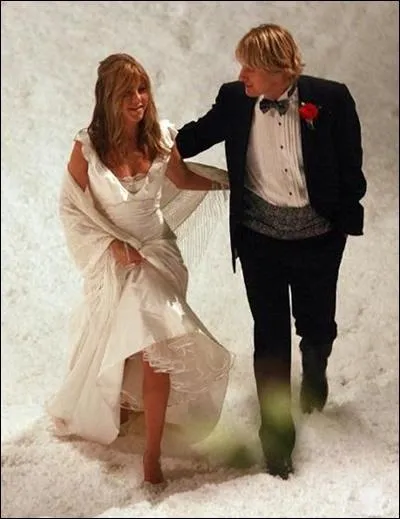 Voici les maris sympas d'un film tendre et charmant, fond sur une histoire vraie, la construction d'une famille avec un... toutou ! C'est Jennifer Aniston et Owen Wilson dans ?