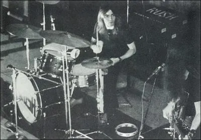 Pourquoi John Rutsey quitte-t-il le groupe en 1974 ?