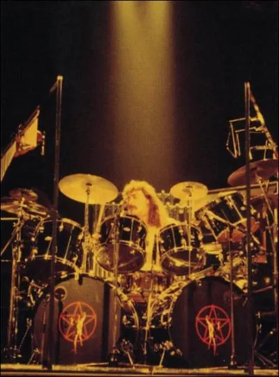 En quelle anne Rush sort-il son premier album avec le nouveau batteur Neil Peart ?