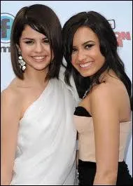 Avec quelle star pose-t-elle ici ?