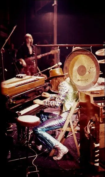  la base le groupe devait s'appeler Hendrix, Emerson, Lake & Palmer car Jimi Hendrix devait faire partie du groupe, mais il mourut finalement peu aprs leur premire rencontre.