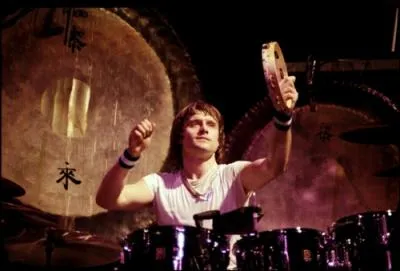 Certains concerts ont d tre annuls car la scne ne pouvait pas supporter le poids de leurs instruments (comme le Moog modular de Keith Emerson). Combien pesait la batterie de Carl Palmer ?