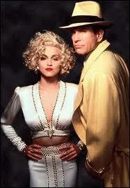 Blonde platine et fatale, Madonna est Breathless Mahoney, chanteuse, tente par une romance avec Warren Beatty. Quel est ce film ?