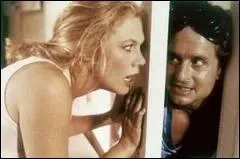 Kathleen Turner et, derrire la porte Michael Douglas, sont mari et femme dans cette tragi-comdie trs noire de Danny de Vito. Quel est le titre du film ?