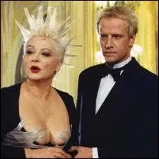Une coiffure piquante et blonde pour Josiane Balasko, et son amoureux richissime Christophe Lambert. Quel est ce film ?