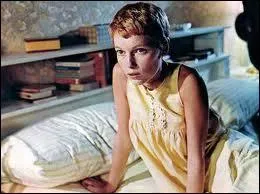 La jeune Mia Farrow sur son lit qui va devenir un lieu d'pouvante dans ce film devenu culte, qui est ?