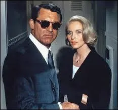 La blonde, c'est Eva Marie Saint, aux cts de Cary Grant. La scne se passe dans un train... Quel est ce film ?