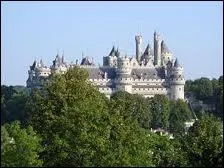 Quel est ce chteau qui a t restaur par Eugne Viollet-le-Duc ?