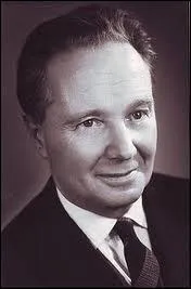 Qui a écrit ''La mort est mon métier'', ''L'île'', ''Malevil'', ''Un animal doué de raison'' ?