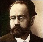 Émile Zola prit parti dans l'affaire Dreyfus. Cela lui valut une condamnation à l'exil. De quelle façon un peu douteuse est-il mort peu après son retour en France ?