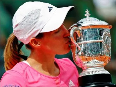 Qui est présentement la première mondiale ?