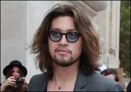 De quel chanteur franais, ce chanteur est-il le fils ?