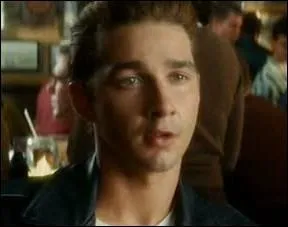 Il fait aussi la voix du fils d'un super aventurier :