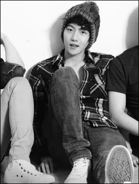 Qui est chanteur et est n le 6 mai 1992 ?