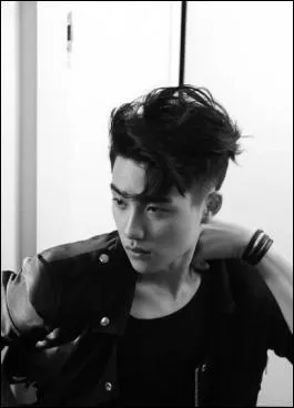 Qui est chanteur et est n le 12 janvier 1993 ?