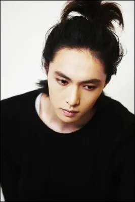 Qui est chanteur et est n le 7 octobre 1991 ?