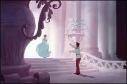 Dans le film de Disney, de quelle matire est faite la pantoufle que perd cendrillon dans les escaliers ?