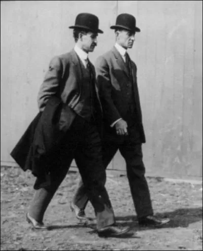 Ces deux frres amricains construirent le premier avion russi au monde dans les annes 1900. Il s'agit des :