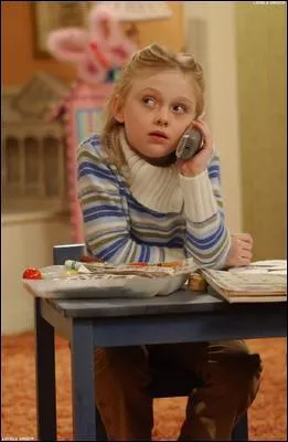 Dakota Fanning joue Makenzie une petite fille qui vit dans la maison que Monica et Chandler veulent acheter. Quel personnage console-t-elle car il est triste que ses amis dmnagent ?