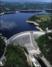 Quel village de France, possdant un barrage hydrolectrique sur son territoire, demande en contrepartie  l'EDF, la gratuit de l'lectricit pour ses habitants ?