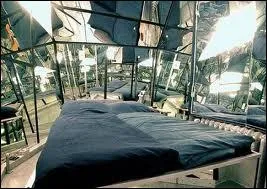 Que remarque-t-on partout dans cette chambre ?