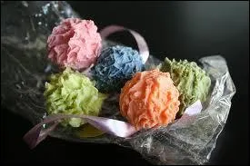 Noyau de sucre, renfermant de l'alcool de fruit et enrob de chocolat de couleurs multiples. Je suis...