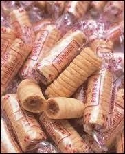 Petit four cylindrique au beurre, fourr de pte d'amande truffe de raisins mi-confits, je suis...