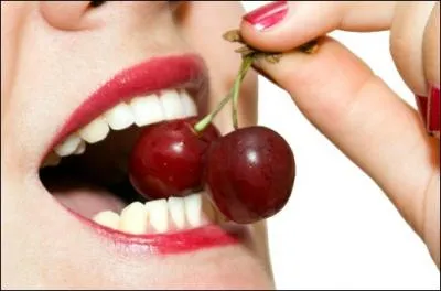 ''Quand nous chanterons le temps des cerises / Et gai rossignol, et merle moqueur / Seront tous en fête ! '' Qui a chanté ce chant révolutionnaire : ''Le Temps des cerises'' ?