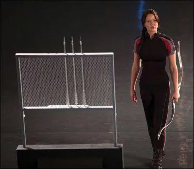 Qui Katniss regarde-t-elle ?