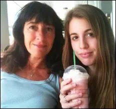 Qui se trouve  ct de Laura sur cette photo ?