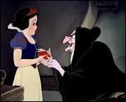 Qu'arrive-t-il  Blanche-Neige lorsqu'elle croque dans le fruit ?