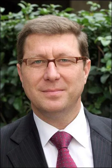 Membre du MCG, il reprsente l'unique sige de ce parti au Conseil national, c'est...