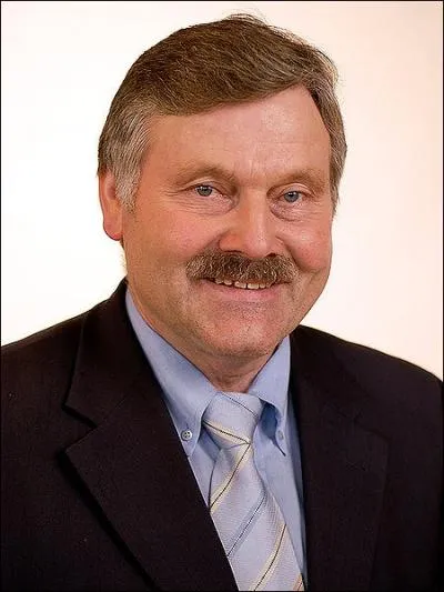 Membre de l'UDC, conseiller national et lieutenant-colonel dans l'arme Suisse, c'est...