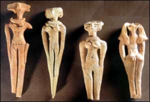 De quand datent les premires poupes retrouves par des archologues en Egypte ?
