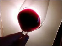Une fois le vin dans le verre, on procde  l'examen visuel. On observe sa couleur, sa brillance, sa limpidit. On dit qu'on examine...