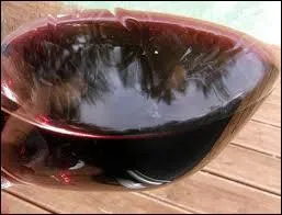 Bon indicateur de l'ge du vin, la nuance s'tudie  la priphrie de la surface du vin au contact du verre. C'est l'observation...