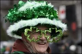 Pour passer inaperçu, c'est raté, ce n'est pas ce qu'il cherche au contraire, il fête la St Patrick, mais dans quel pays ?