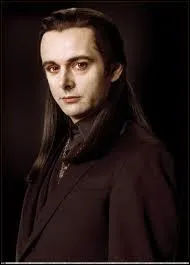 Qui a dit aux Volturi qu'il y a un enfant immortel ?