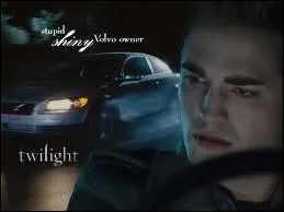 Que dit Edward aux hommes quand il sauve Bella ?