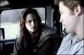 Dans la voiture, que dit Bella  Edward pour l'empcher de faire demi-tour ?