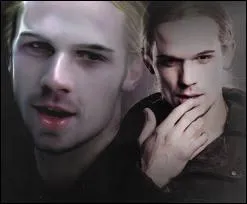 Quand James appelle Bella, qu'y a-t-il d'crit sur le portable de Bella ?