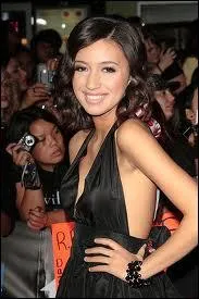 De quelle couleur est la robe d'Angela ?