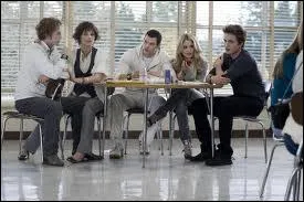 Quand Bella voit Edward la toute premire fois, comment est-elle habille ?