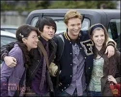 Qui est la premire personne du lyce  avoir parl  Bella ?