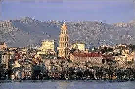 Laquelle de ces villes n'est pas situe sur le bord de la Mer Adriatique ?