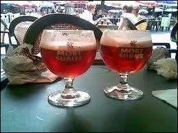 La bire belge  kriek  se fabrique dans des fts (des  pipes ) de 650 litres de  gueuze-lambic . Combien de Kg. de cerises ajoute-t-on dans chaque tonneau ?