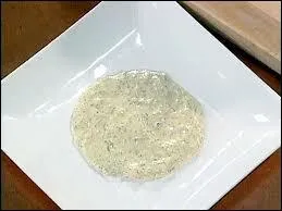Je mlange de la mayonnaise maison, de la moutarde, du cerfeuil, du persil, de l'estragon, et de la ciboulette, (toutes ces herbes haches finement) : je prpare donc une sauce...