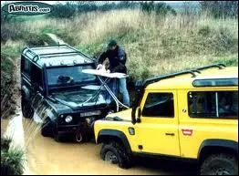 En attendant la dpanneuse, que fait cet homme ?